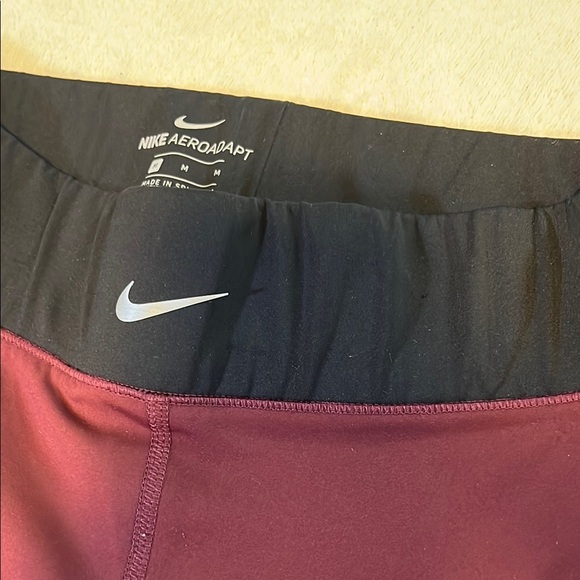 Nike women’s Black and burgundy Leggings for Dynamic Performance - Picture 3 of 5